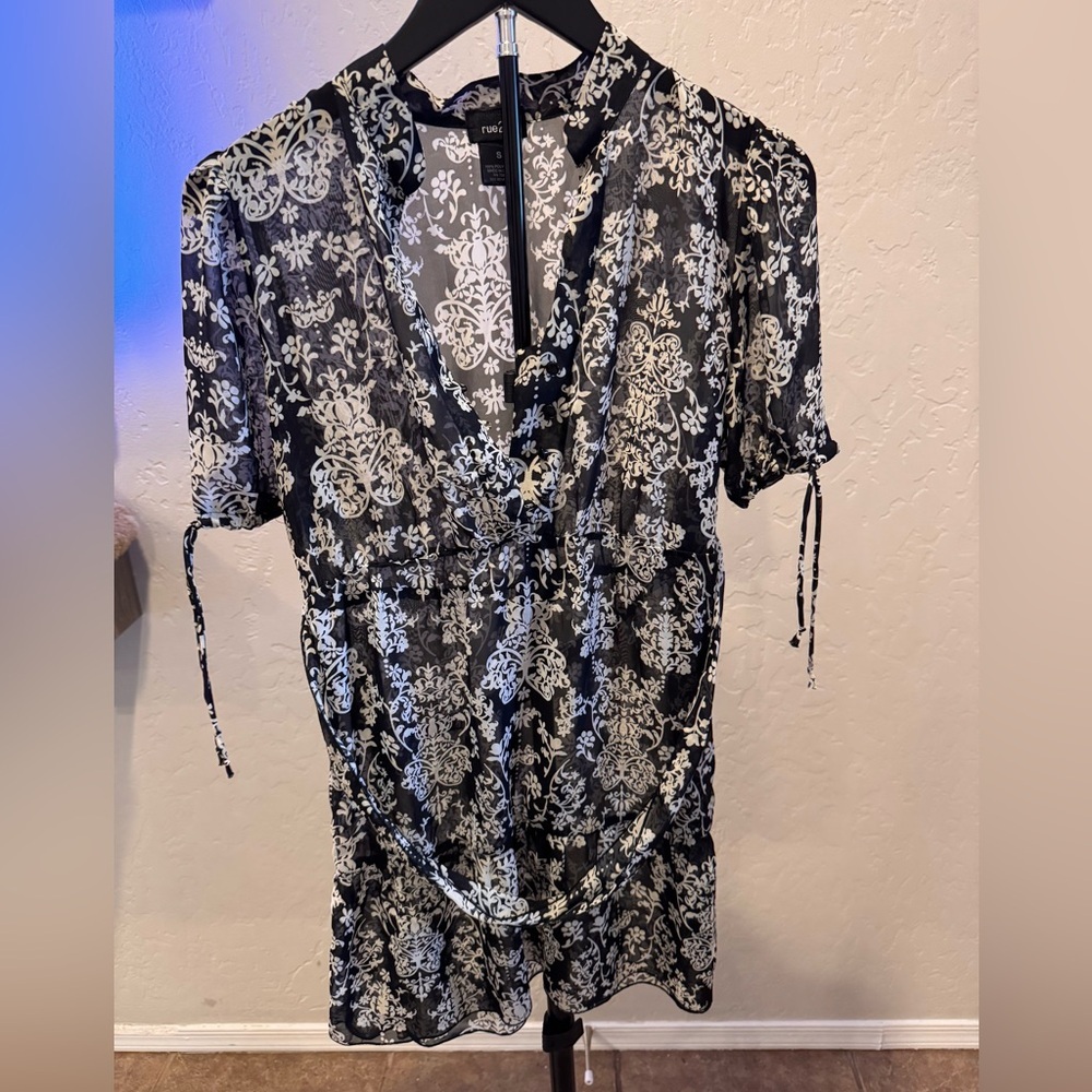 Rue21 Black and White Damask V-Neck Short Sleeve Sheer Blouse